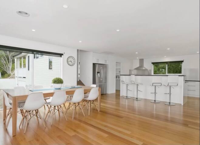 Clean and Classic Family Beach House in TOOTGAROOK gallery image 3