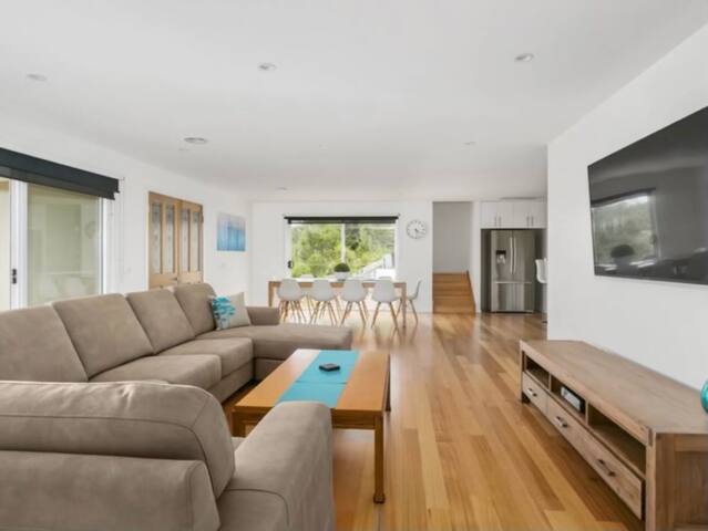 Clean and Classic Family Beach House in TOOTGAROOK gallery image 5