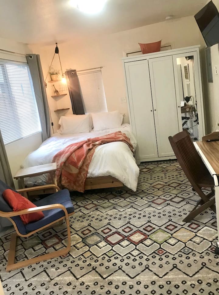 Studio On Quiet Half Acre On Edge Of Town Guest houses for Rent in