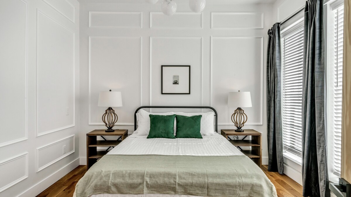 استيقظ منتعشًا في غرفة النوم الأنيقة هذه، حيث يخلق الضوء الطبيعي الناعم والفراش الفاخر ملاذًا هادئًا. استرخ مع كتاب جيد، واستمتع بصباح بطيء، واستقر في راحة لقضاء ليلة نوم مريحة.