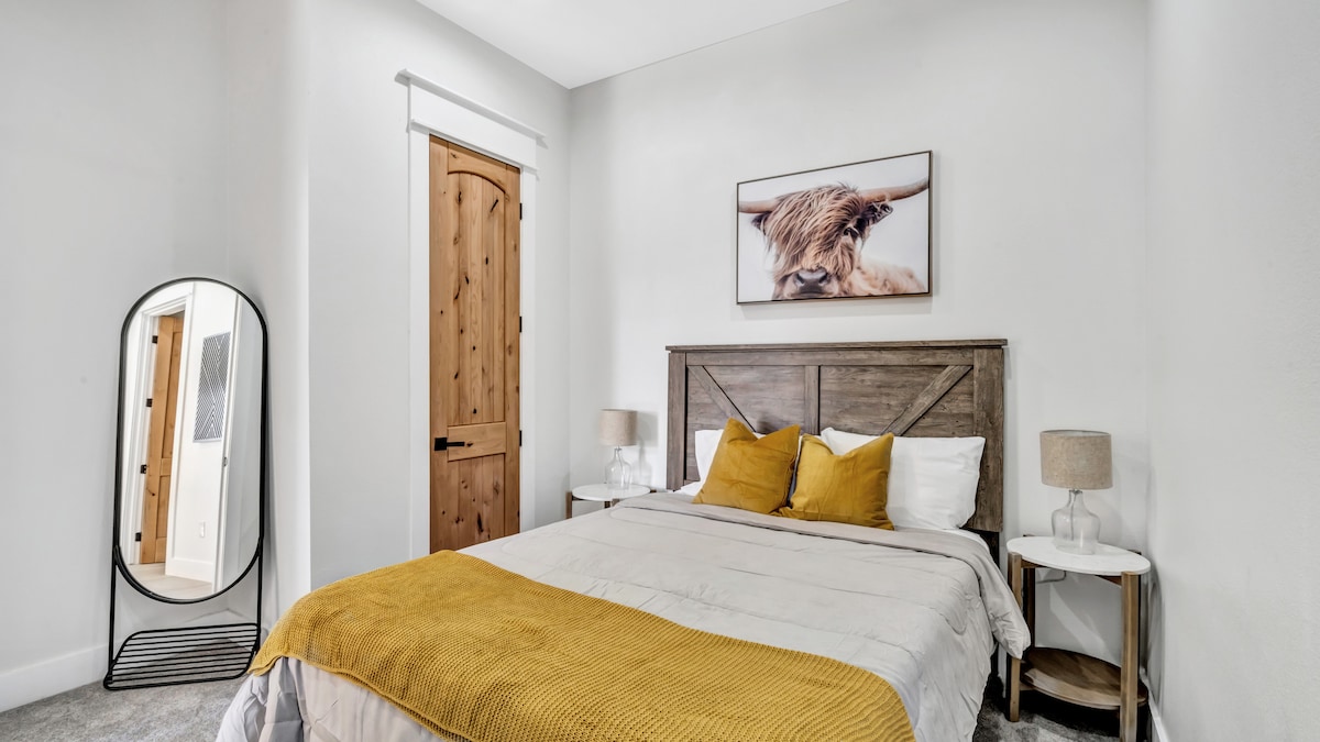 غرفة النوم هذه مريحة وجذابة، وهي مثالية لقضاء ليلة هادئة. تخلق البياضات الناعمة واللمسات الدافئة ولمسة من السحر الريفي ملاذًا مريحًا حيث يمكنك الاسترخاء وتجديد النشاط والاستيقاظ استعدادًا ليوم جديد من المغامرة.