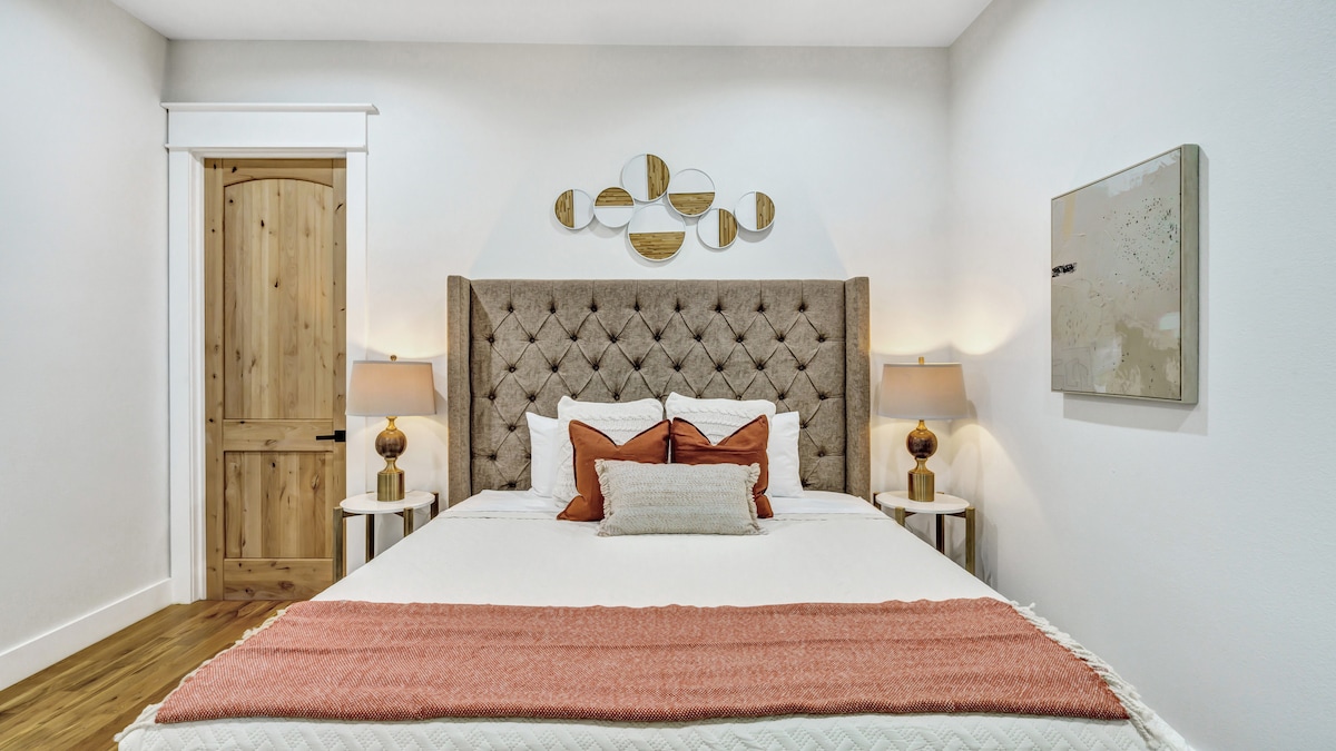 انجرف إلى الاسترخاء في هذا الجناح الرئيسي الهادئ الذي يضم سرير كينج. انغمس في الفراش الفخم، واسترخ مع كتاب بجانب توهج السرير الناعم، واستيقظ منتعشًا ليوم جديد من المغامرة. ملاذ مريح وأنيق مصمم لتوفير أقصى درجات الراحة والهدوء.