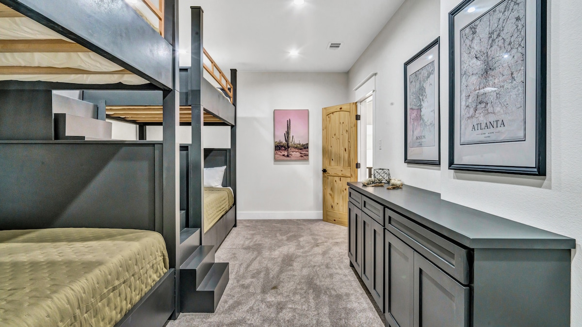 مثالية للمجموعات والعائلات، تتميز هذه الغرفة الأنيقة المكونة من طابقين بأربعة أسرّة كبيرة مريحة، وهي مثالية للدردشة في وقت متأخر من الليل وماراثون الأفلام وصنع الذكريات. ملاذ ممتع ومريح حيث يمكن للجميع الاسترخاء وتجديد النشاط معًا.