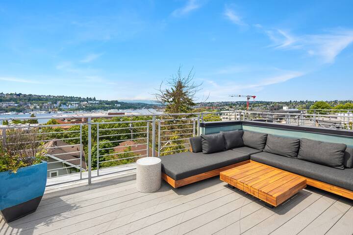 Spectacular Views 3 Bedroom Home w/ Rooftop, AC gallery image 3