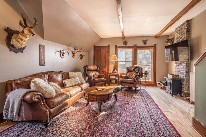 Huge Milwaukee Loft Near Shops & Dining + Parking - Milwaukee, WI