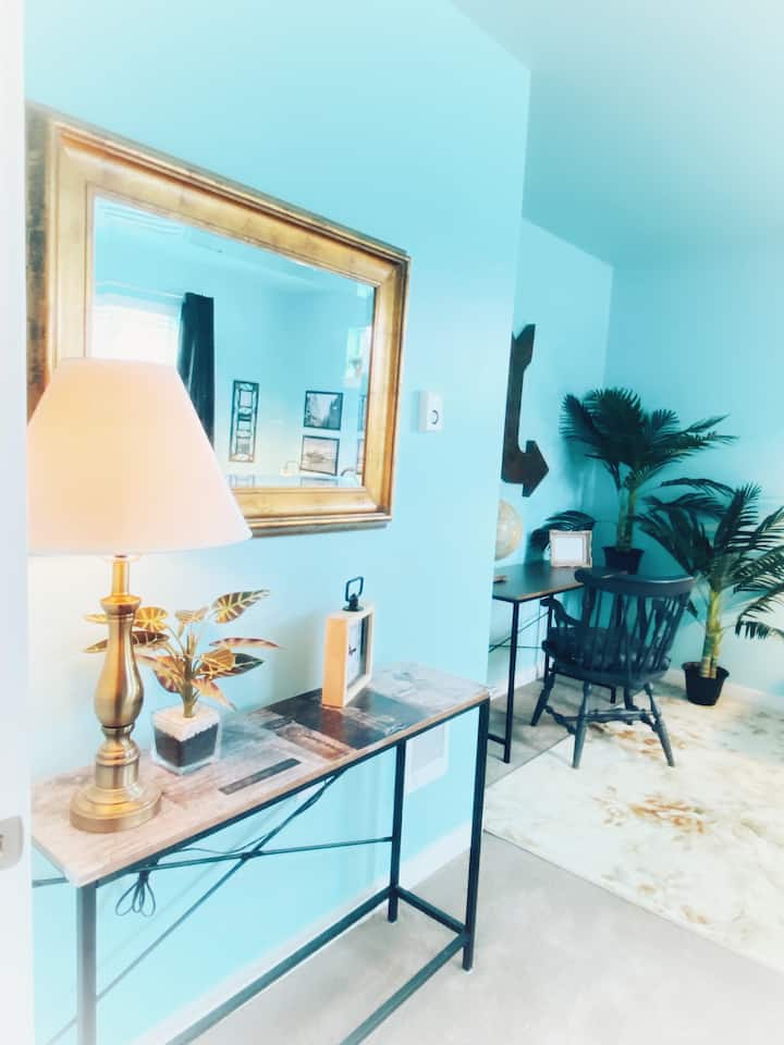 Hyrja në dhomën e gjumit Master me hapësirë të bollshme. Hapësira e posaçme e punës #2 është këtu. 