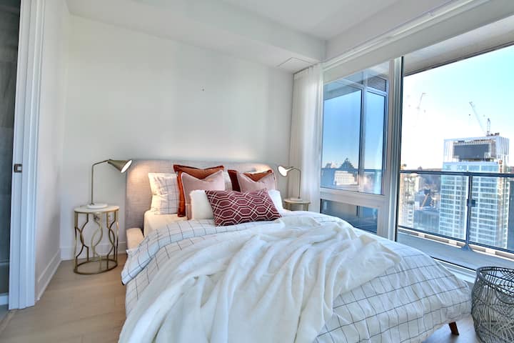 Საძინებელი დიდი საწოლით (60x80 დუიმი), პანორამული ხედით და ცალკე სააბაზანოთი.

Საძინებელი ორადგილიანი საწოლით (153x203 სმ), პანორამული ხედით და ცალკე სააბაზანოთი