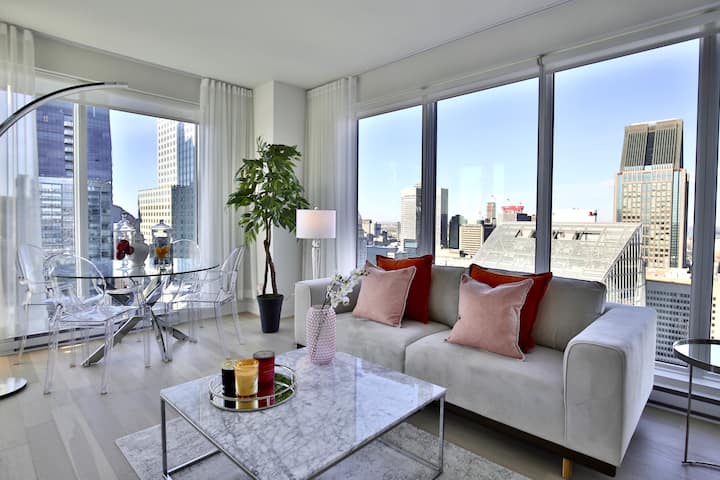 Საცხოვრებელი სივრცის პანორამული ხედი მე-4 სართულიდან.

Მისაღები ოთახი პანორამული ხედით 47-ე სართულიდან