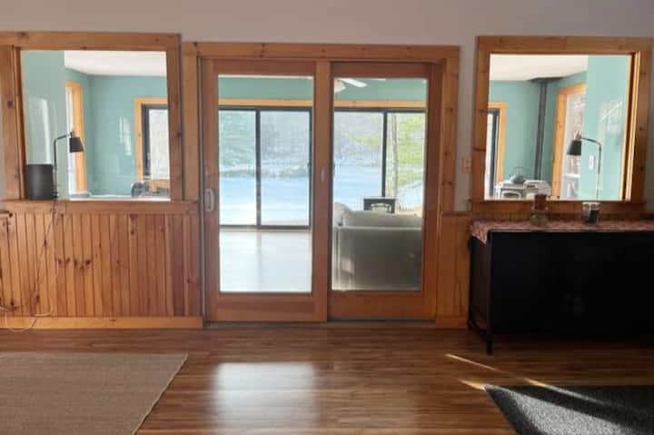 Avec les fenêtres transparentes, la vue sur le lac n'est pas perdue du salon et de la cuisine. La porte française insonorisée aide à réduire le bruit si vous voulez passer du temps dans le solarium à écouter de la musique tout en dégustant des boissons !