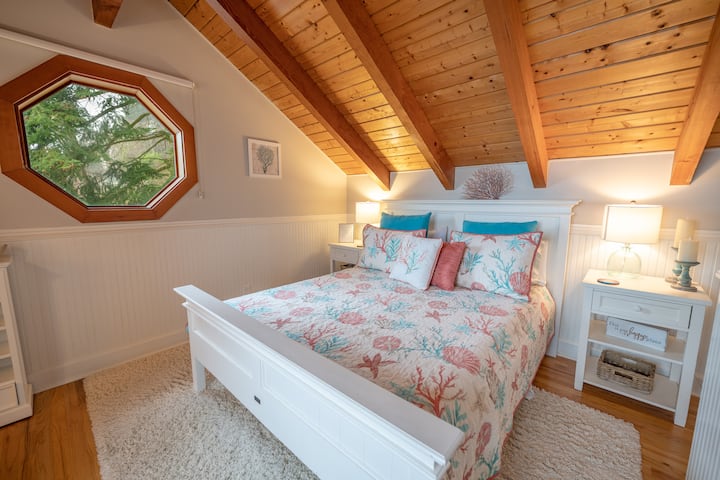 The Coral Bedroom. 1 Queen bed and a window seat. 

Located upstairs