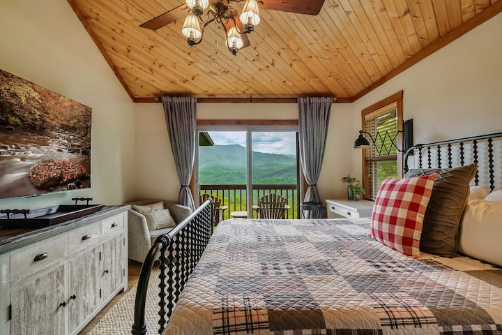 Vyumba sita vya bwana na maoni mazuri, decks binafsi, 65" 4K Smart TV, mapazia nyeusi, madawati ya kuandika, na bafu za kifahari, nyingi zilizo na mabeseni ya jetted.