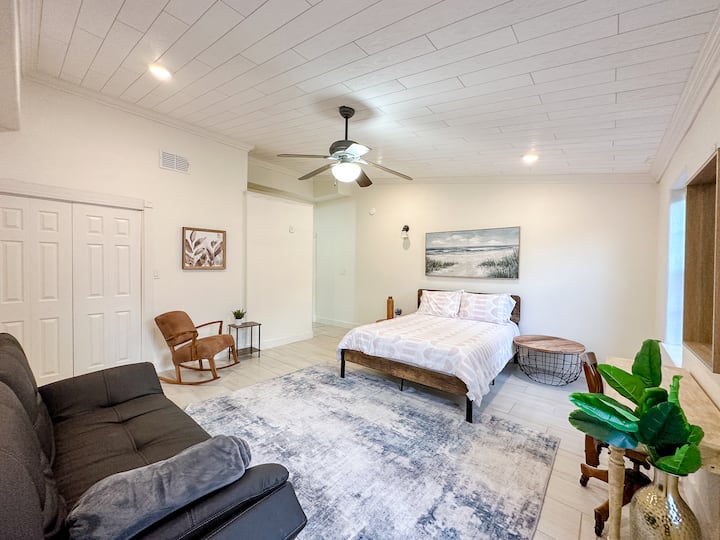 Queen bedroom with two doors, one in the hallway and one open to the kitchen area with a full view of the lake and nature.
1-Aqueen bed 
2-A vanity with a lovely mirror
3-A sofa bed sleep for one.
4- combo washer/ dryer is in a closet in this room.