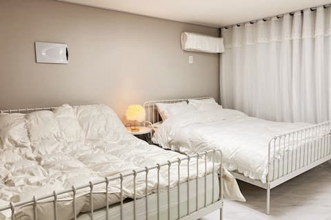 7, Cozy party room to share precious moments with friends and family	Room No. 307