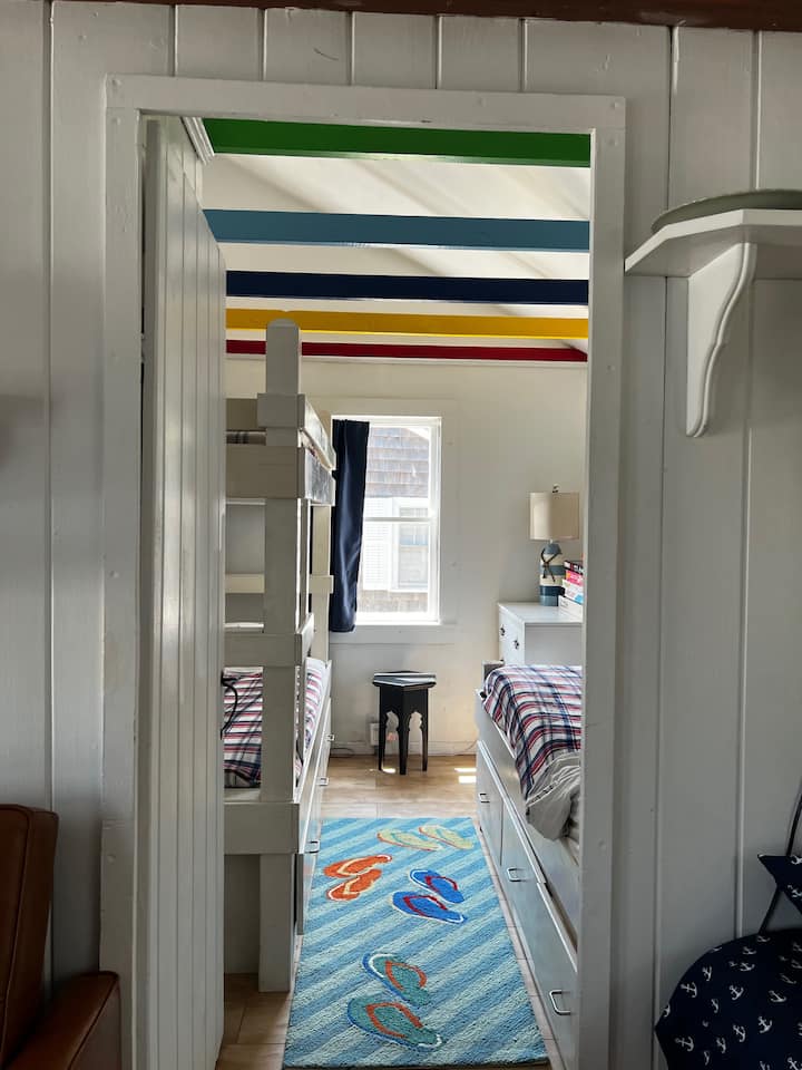 غرفة النوم الثانية: أسرّة بطابقين وسرير مخيم