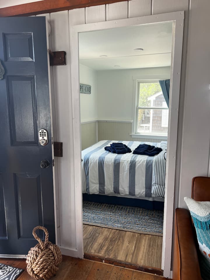 غرفة النوم الأولى. سرير الملكة. 