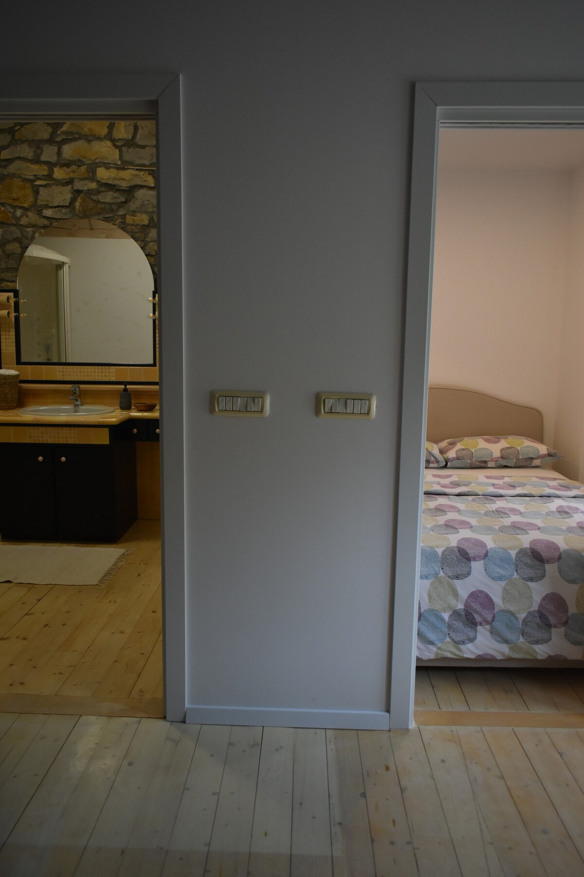 غرفة صغيرة بسرير مزدوج. حمام مريح قريب. 