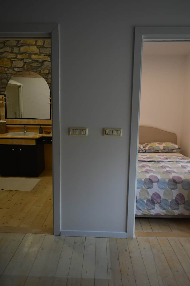 חדר קטן עם מיטה זוגית. חדר רחצה נוח בקרבת. 