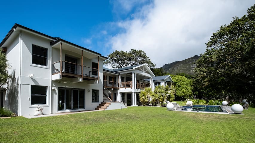 Kapito Palace, by Steadfast Collection gallery image 2