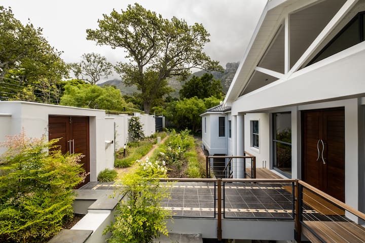 Kapito Palace, by Steadfast Collection gallery image 4