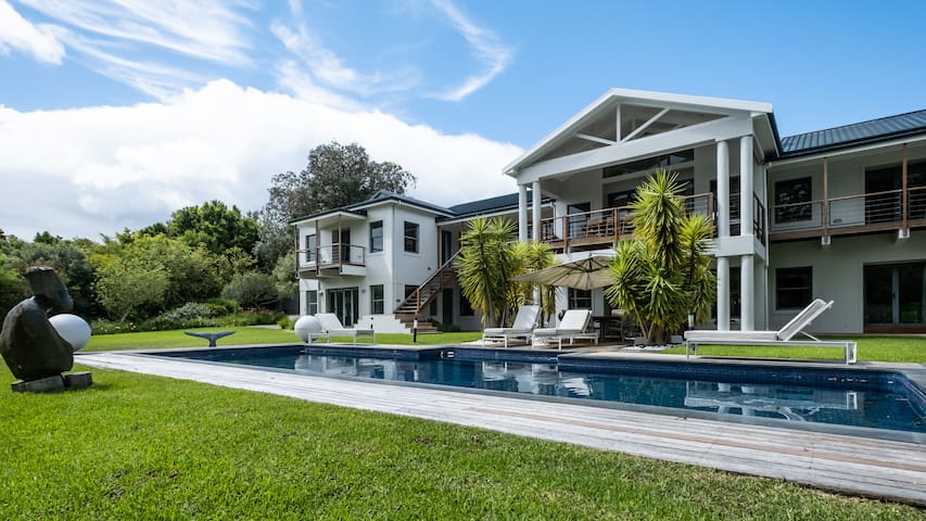 Kapito Palace, by Steadfast Collection