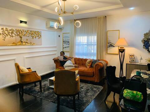 Detached 4 bedroom duplex