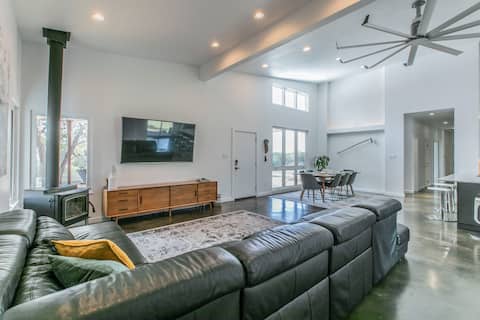 Successful Airbnb property: Secluded Modern Farmhouse w/walking access to lake in Killeen / Temple