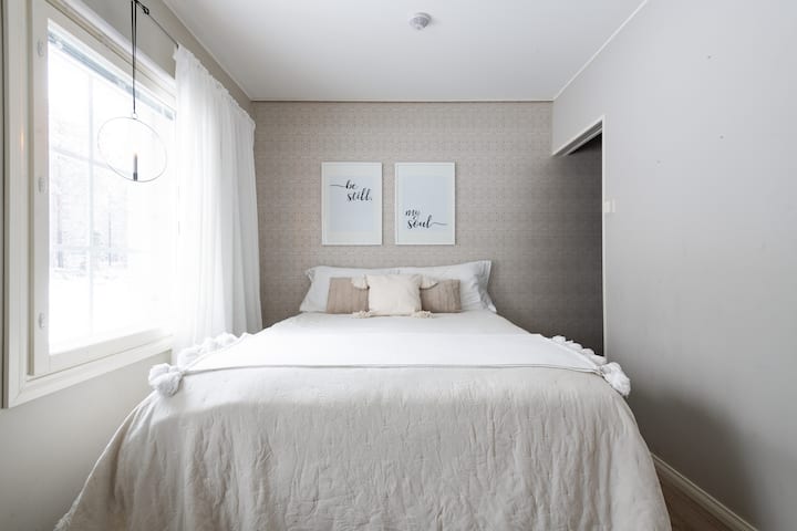 Chumba cha kulala cha kiwango cha juu kilicho na sehemu ya kufanyia kazi na kabati ndogo/ ghorofani. Kitanda cha mtoto cha kusafiri kinapatikana kwa ombi.