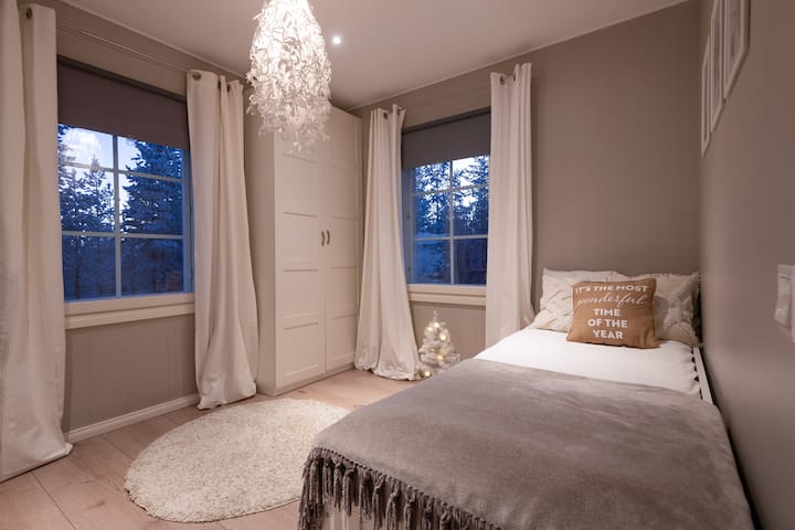 2. Chumba cha kulala / ghorofani. Kitanda kinaweza kuenea kwa watu 2.