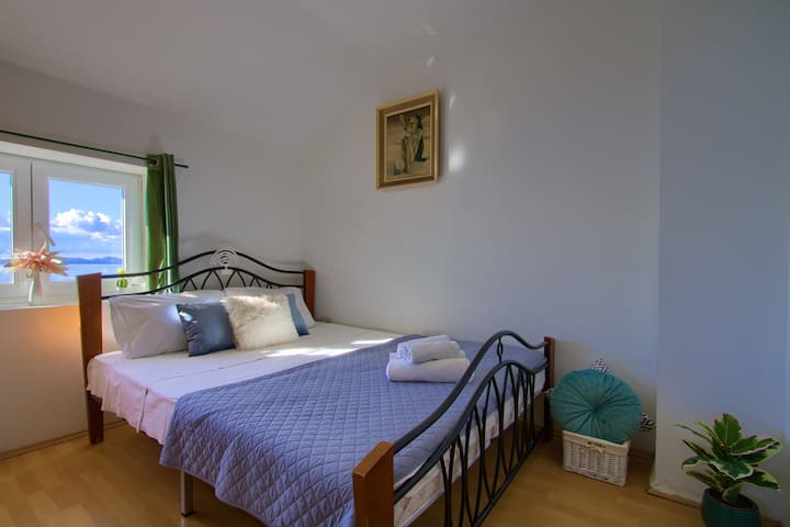 Დარწმუნებული იყავით, რომ ამ კომფორტულ საწოლზე ბავშვობიდანვე საუკეთესო ძილს გაატარებთ.