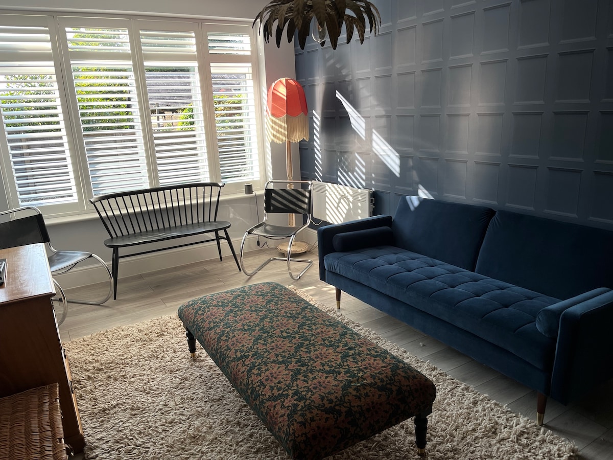 起居室有双人床。