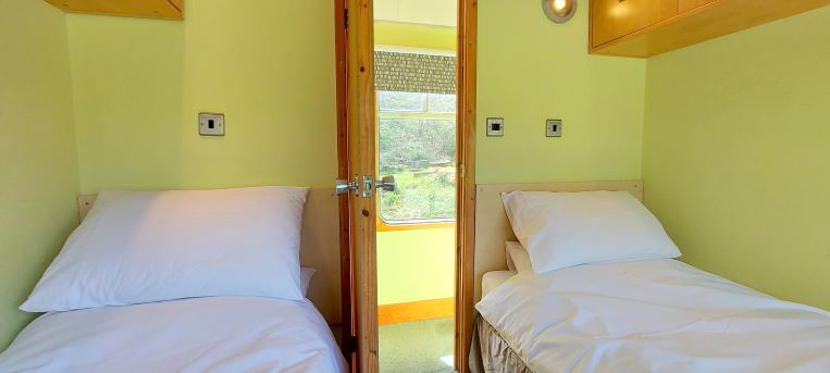 Moja ya vyumba vya kulala vya watu wawili