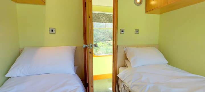 Jedna zo spální s oddelenými posteľami