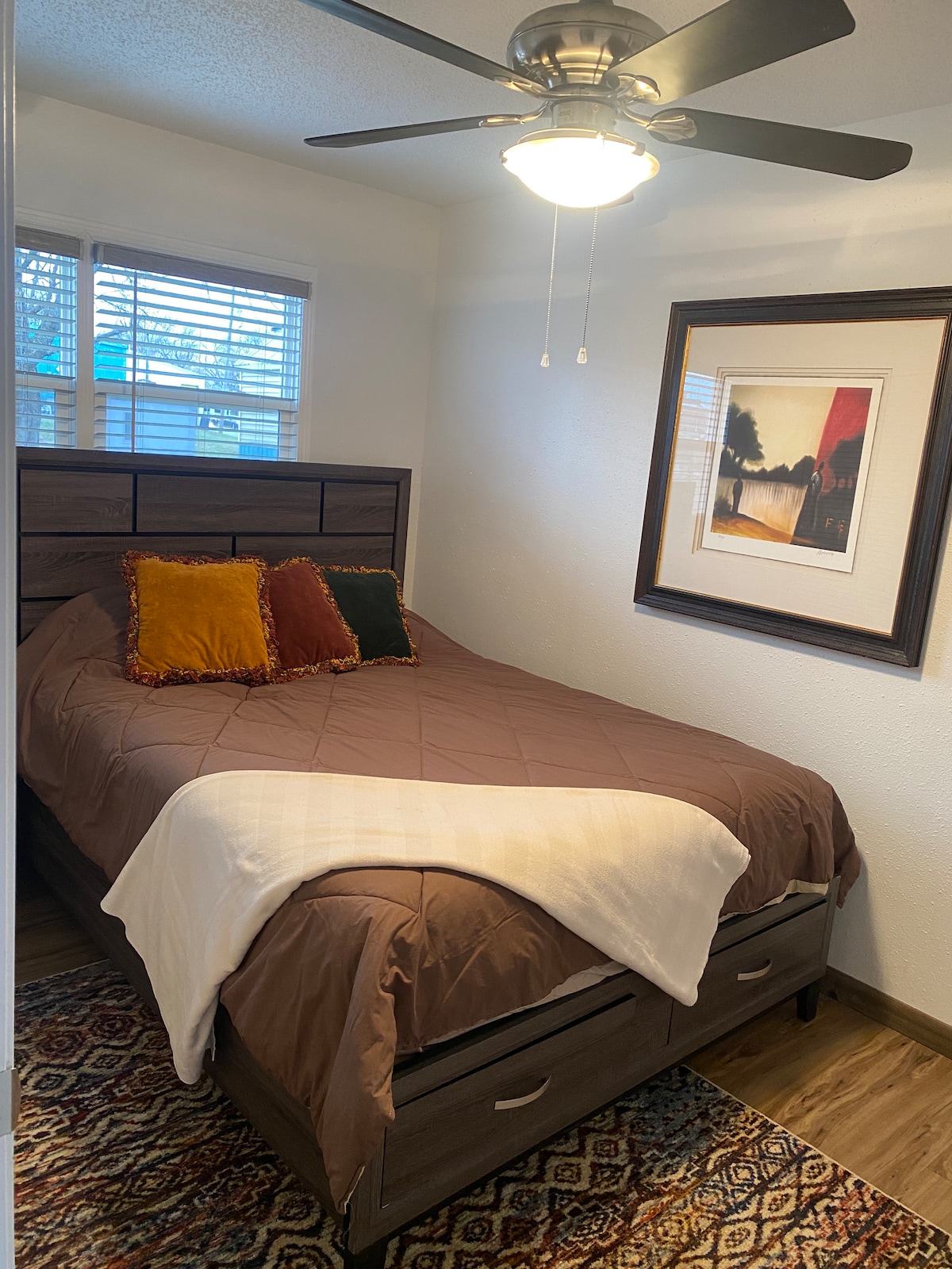 เตียงควีนไซส์ในห้องนอนใหญ่ 