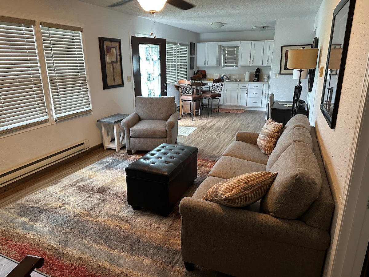 ห้องนั่งเล่นเปิดโล่งขนาดใหญ่เป็นพื้นที่ที่สมบูรณ์แบบสำหรับการรวมตัวและเพลิดเพลินกับการดูหนัง