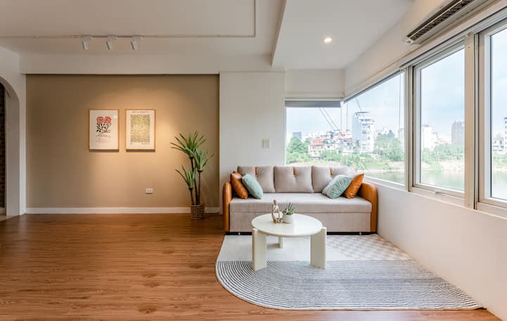 1-br Spacious Lakeview. Couple/family/ Group - Hanoi