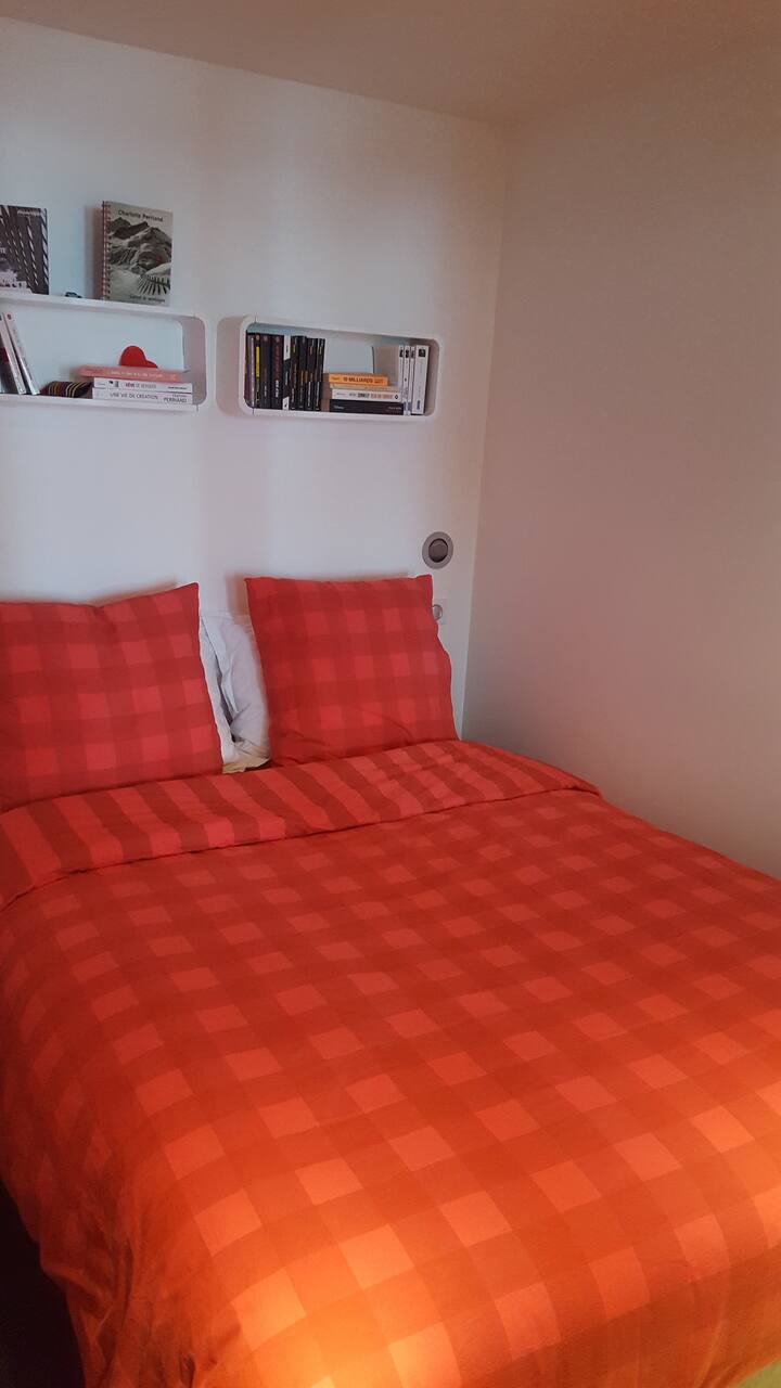 Tenga chumba kikuu cha kulala. Kitanda cha-140. Duvet na mito 4 (mstatili 2, mraba 2).
