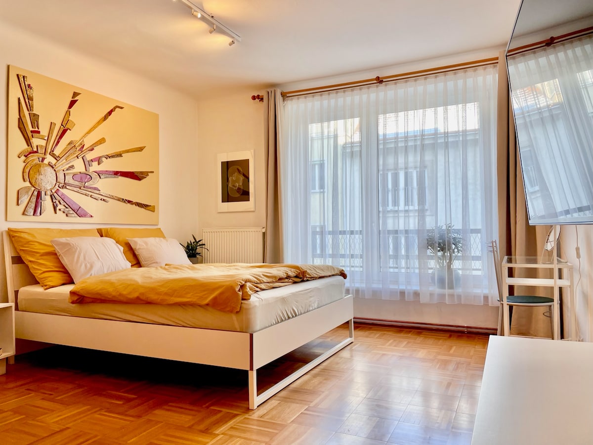 Krevat dopio "Queen", hapësirë pune me ndriçim të mirë, ekran i madh i sheshtë!