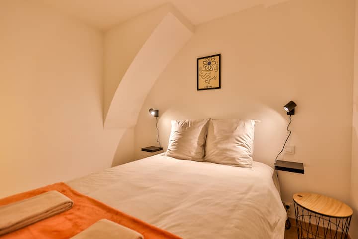 ✦ Nattfoto 
Väldefinierat ✦ nattområde 
✦ Precis intill badrummet
✦ 2 fällbara sänglampor
✦ 2 stora handdukar