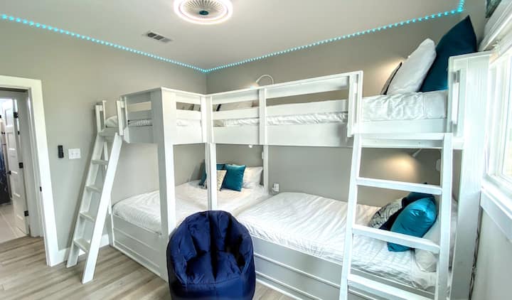 Spavaća soba 3 (Crew's Quarters) ima dva prilagođena kreveta na kat koji su namijenjeni odraslima i djeci. 43-inčni 4K Roku TV, videoigre, RGB striptiz svjetla na daljinskom upravljaču i svjetla iznad glave na daljinskom upravljaču, stropni ventilator za dodatnu udobnost.