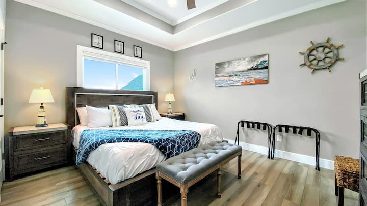 The Main Suite (Captain's Quarters) has a memory foam king bed, a 55” 4K Roku TV, a ceiling fan, dimmable remote-control lights and solid wood furniture. Ova spavaća soba ima vlastitu kupaonicu s kvarcnim radnim površinama. 