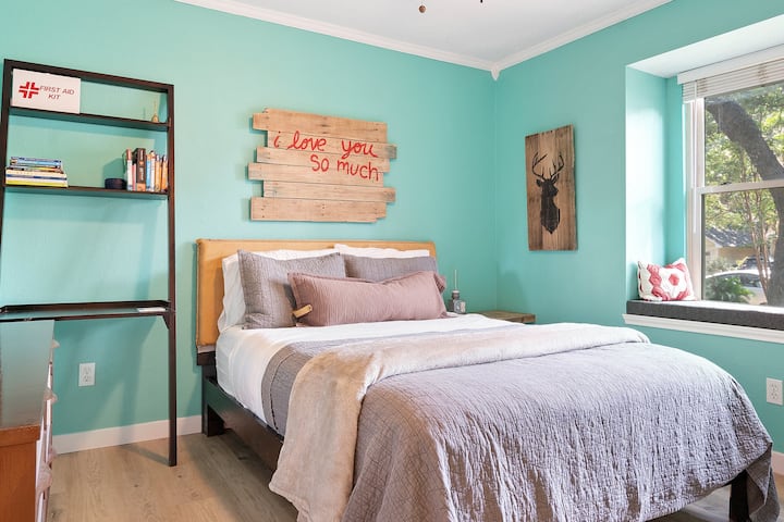 Nw Howdy Hotel Bedroom - Austin, TX
