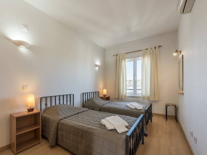 Slaapkamer met twee eenpersoonsbedden		Een van de slaapkamers in appartement Beleza is voorzien van twee eenpersoonsbedden. De kamer is goed verlicht, ruim en ontworpen voor comfort, waardoor het ideaal is voor gasten die de voorkeur geven aan aparte slaaparrangementen.			