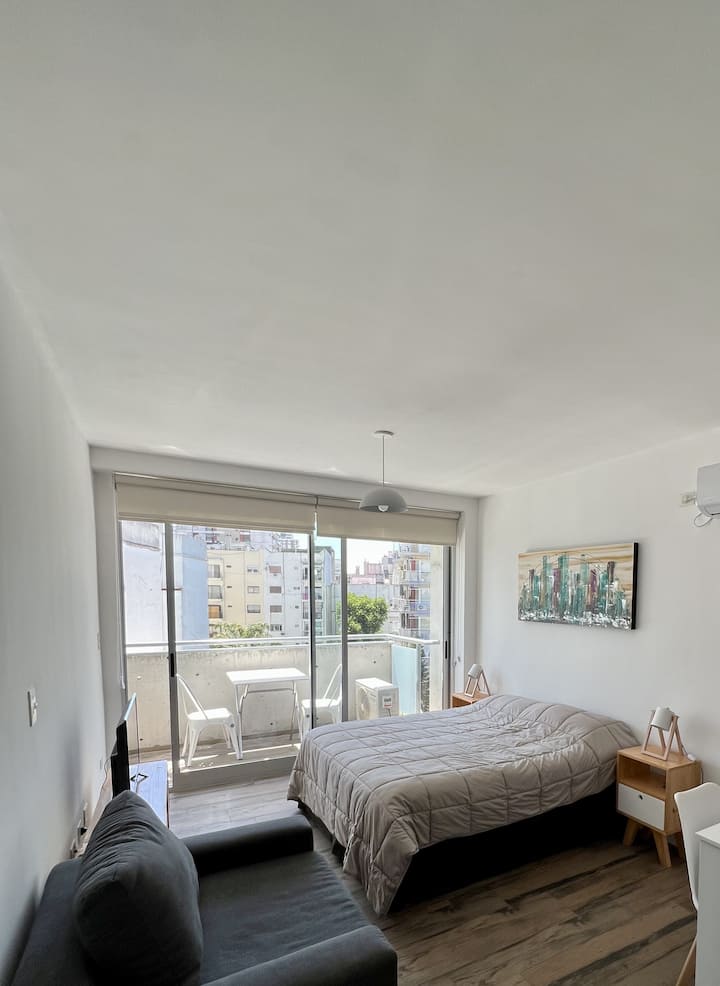Studio mobiliado no 7º andar com varanda em Colegiales