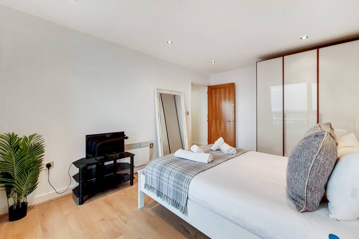 Deluxe Two Bed Apartment with River & City View gallery image 2