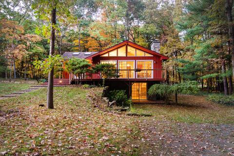 Private Cabin in the Woods w/ Hot Tub near Hudson