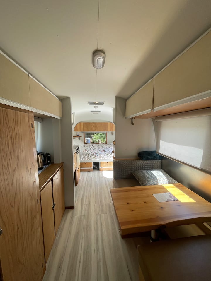Vintage Airstream Retreat On The Cowichan River - Île de Vancouver