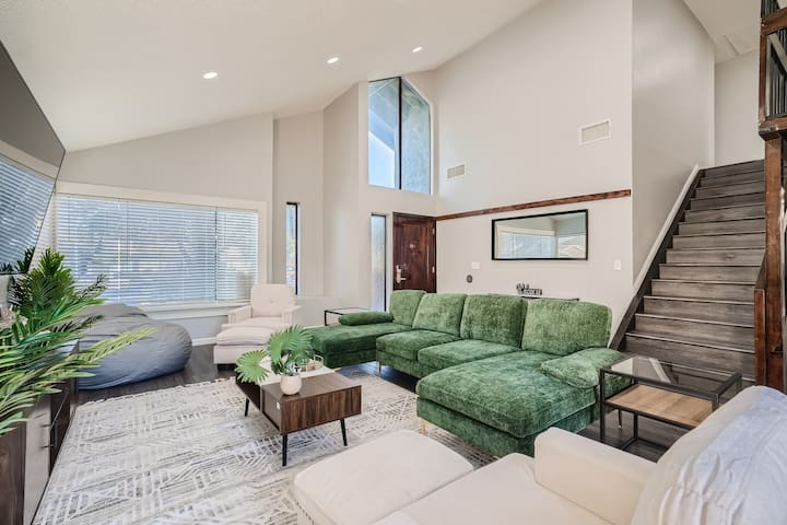 Tropical House with Heated Pool! 10 Min to Strip!