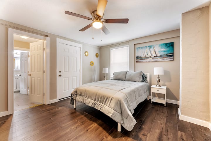 Dormitorio en la planta baja con baño completo.