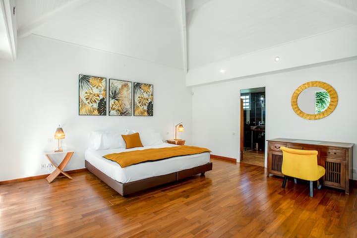 2. spavaća soba - veliki apartman od 25 m2 s bračnim krevetom, radnim stolom i kupaonicom.