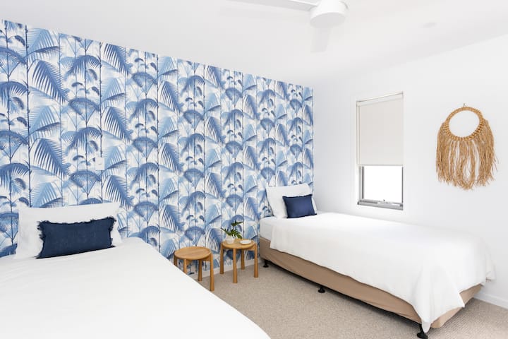 أسرّة فردية مزدوجة بمقاس كبير. 